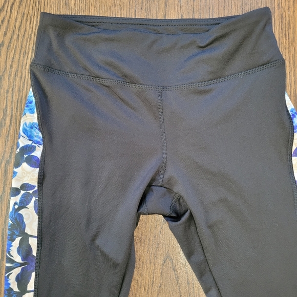 Lularoe Simply Comfortable Black Blue Floral Cropped Activewear Leggings Size S - Picture 2 of 9